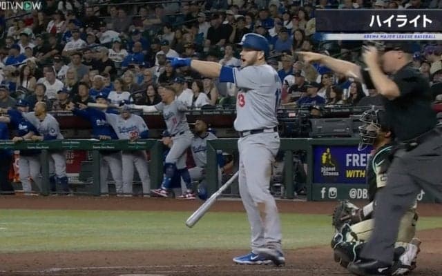 おい！アイツやってんぞ！ 一体、何が起こった…！？ ドジャースのベンチ全員総出で猛烈クレームを入れる瞬間　ファン騒然「すげえ圧だなｗ」「怖すぎるだろ」