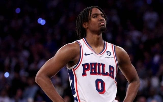 シクサーズが大逆転勝利を飾るも、マクシーの“4ポイントプレー”がミスコールと発表