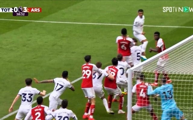 「ぶん殴りてぇな…」「やり方が汚い！」アーセナルDFの“GK妨害ブロック”が再び物議！「ファウル認定すべき」「来季から禁止だろ」「あまりにGKに不利すぎる」などの声