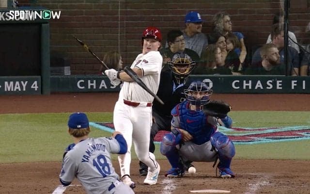 あぶね！山本由伸、3勝目の裏であわや“バット強襲”のハプニング 「山本呪われてんのか」冷静にアウトもヒヤリの瞬間