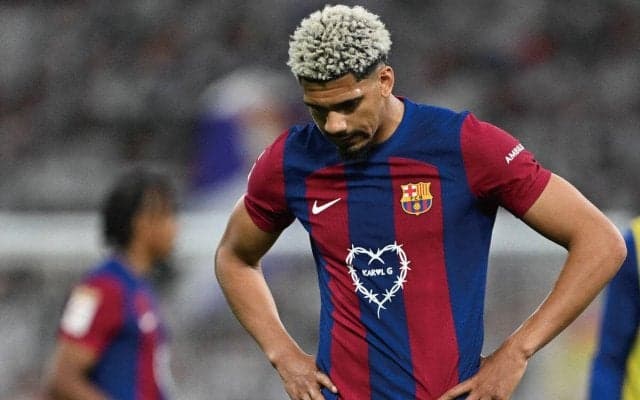 アラウホに関してバルセロナ贔屓紙が社説「矢面に立たされる彼を見るのが悲しい」「絶対に売ってはならぬ」