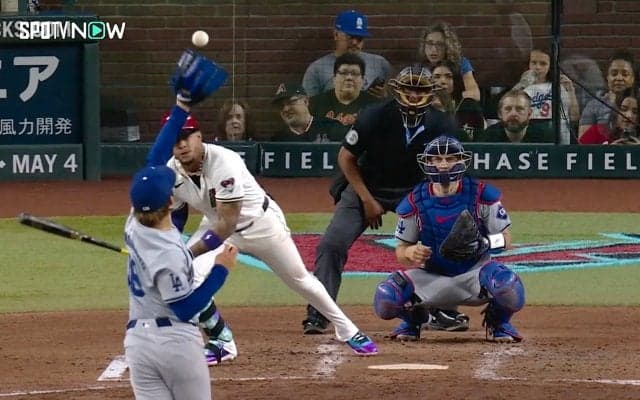 山本由伸がまた魅せた！2試合連続ファインプレーで注目　「流石」3年連続GGの“華麗すぎるジャンピングキャッチ”に敵地どよめき