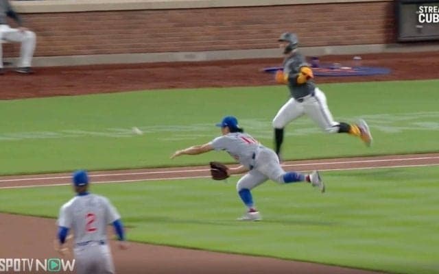 超ファインプレー！カブス・今永昇太が飛んだ…！？ ヤバすぎるダイビング“グラブトス”に球場騒然 「フィールディングも凄いな」「愛されるの分かるわ」