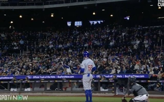 完全に放送事故！ 危険すぎる… フルスイングしたバットが観客席に飛んでいく瞬間　高速ライナーでネットに突き刺さる 「どこまで飛ばすんだよｗ」「刺さりすぎだろ」