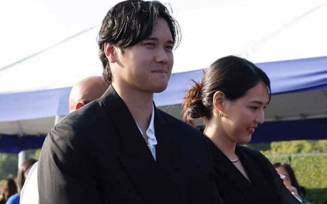 真美子夫人が裾をツンツン…大谷翔平へのさりげない“気遣い”が「何か尊い」