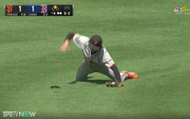 グラウンドをぶん殴る！ 一体、何が起こった…！？ “韓国のイチロー”がブチギレ！痛恨エラー→ダイビングキャッチで感情が爆発する瞬間 「怖っ！」「どういう感情w」