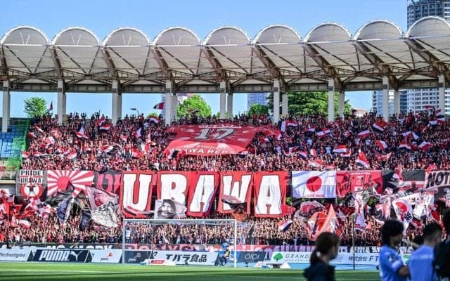 「レッズサポ大爆笑させるのなかなかいない」J1川崎戦での『テツandトモ』による浦和サポーターの困惑＆爆笑姿が大反響！ ブーイングせずに誕生日を祝う優しい姿にも注目集まる