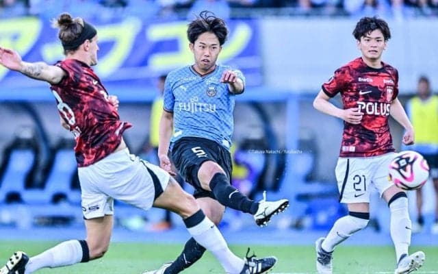 「え？CB？？？」「CBがこれ決めるのすごすぎw」J1川崎のCBが浦和相手に「40mドリブル→自ら右足ゴール」決めた！ DFショルツも破っての得点に「ドリブラーかい！」の声