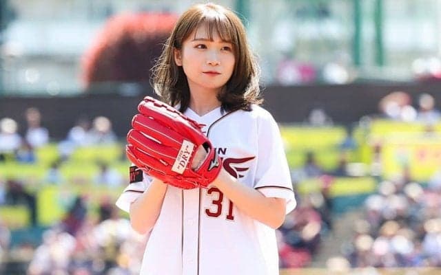 仙台に舞い降りた「女神」　白ショーパン始球式の元アイドルが「めちゃかわいい」