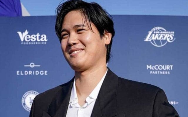 夫婦で登場の大谷翔平、珍質問に笑顔「フフッ」　選んだ“イケメン”は「デカくて速そう」