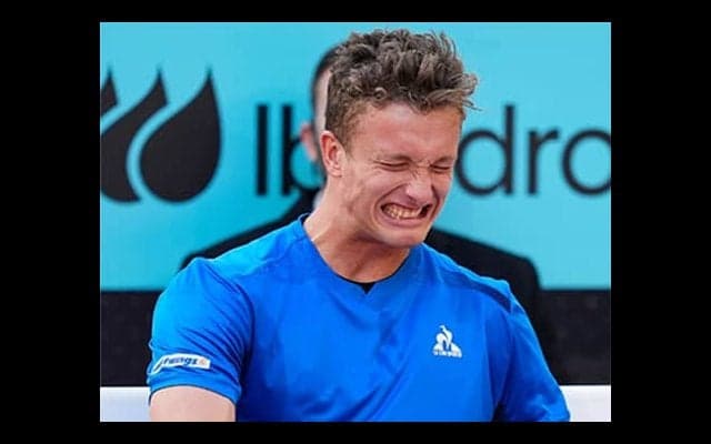 苦悶の表情浮かべ無念の棄権