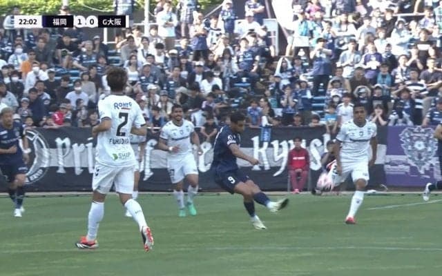 「今年のベストゴール！！」世界震撼の70メートル級特大ゴラッソが爆誕！‟博多の大砲”ザヘディが左足一閃、驚愕のロングシュートを叩き込んだ瞬間「これはワールドクラス」