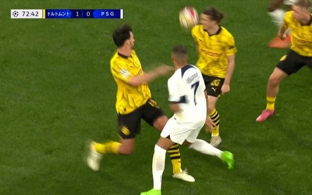 「そこ通すか！」エンバペは３人がかりでも止められない！ 完全に塞がれながらチップパスで決定機を作り出した瞬間「マジかよ」「ずるいやろ」