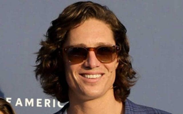 “王子様と金髪彼女”大谷同僚カップルが「お美しい」　肩出しドレスで笑顔が「素敵」