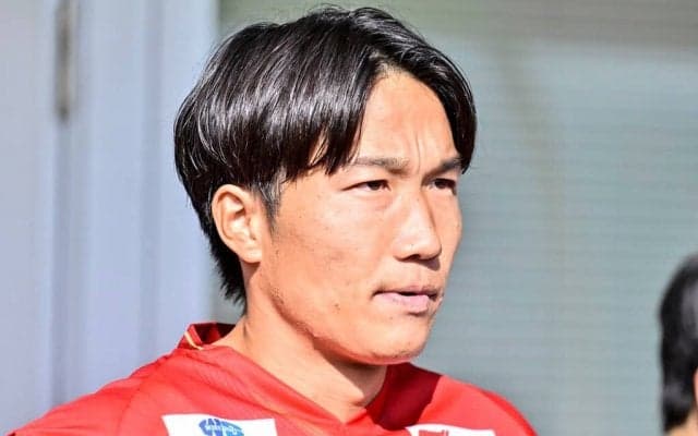 「きゃわいい〜」「ニコニコな娘さんと美人な奥様」J1名古屋MF稲垣祥の試合前セレモニーでの親子3ショットにファン悶絶！「登場人物全員めちゃめちゃかわいい」の声