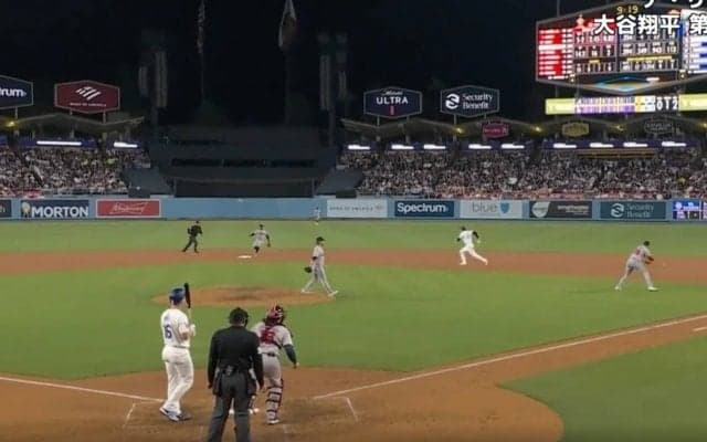 一体、何が起こった！？ 大谷翔平、いくらなんでもやりすぎ…！ 牽制されたのに全力スタート→余裕で盗塁を決める瞬間 「完全に不意打ち」「周東みを感じる」