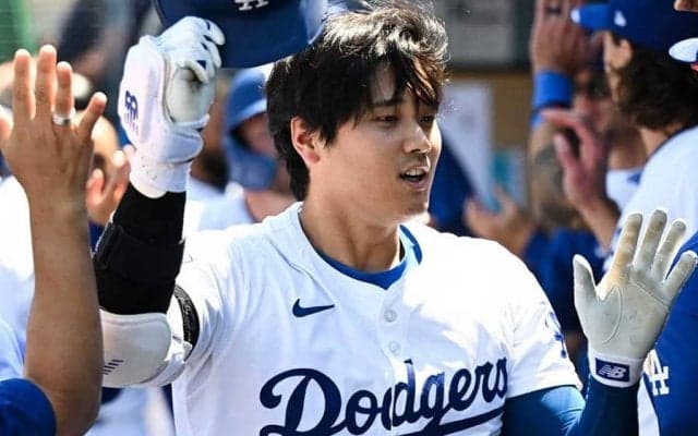 大谷翔平の8号で“抜かれた”指揮官満面の笑み　大興奮のハイタッチ…直前にはプレゼントも