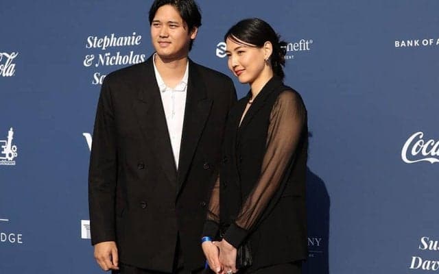 ソファで笑顔の“大谷翔平夫妻”　公開された秘蔵ショット…1枚目に堂々登場