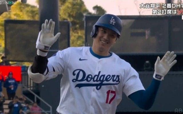 大谷翔平、自身6試合ぶり今季8号！日本出身選手では球団最多本塁打、ロバーツ監督抜く ベンチで2人が笑顔のハイタッチ