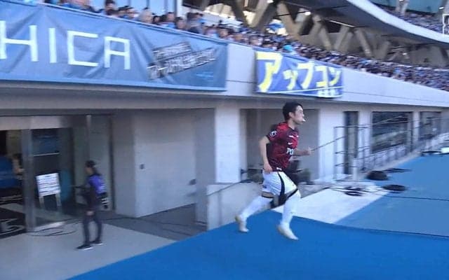 嘘だろ!? 浦和10番・中島翔哉がバナナを咥えてピッチインした瞬間！「ホント自由だな」「こんな寸前に食べてて口の中違和感ないのか」ファンも目を疑う衝撃シーン
