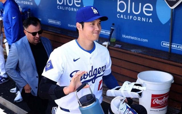 【MLB】大谷翔平、公式がロバーツへの“ポルシェ”贈呈の一部始終をレポート　爆笑会見の指揮官は感謝「私の車はデスクに収まる」