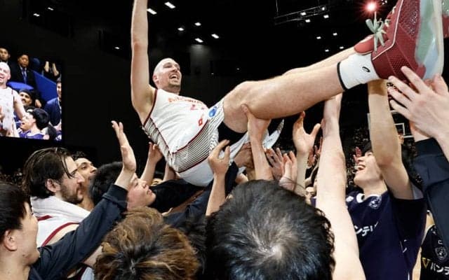 ニック・ファジーカスが“ラストダンス”…3度宙を舞ってコートに別れ「一生の思い出として残っていく」