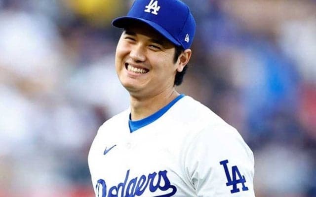 ド軍戦に現れた“グラミー賞スター”が「大谷ユニ着てる」　背番号17に大反響「似合う」