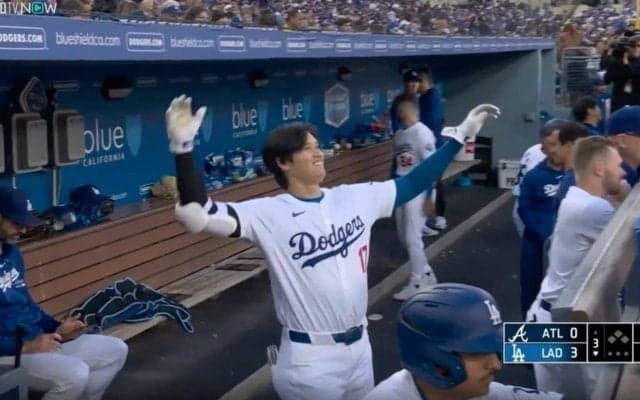 放送事故レベル！ 大谷翔平、中継カメラがとらえたヤバすぎる瞬間　めっちゃデカい… ロバーツ監督へのハイタッチが話題に「風圧スゴそうw」「吹っ飛ぶレベルだな」