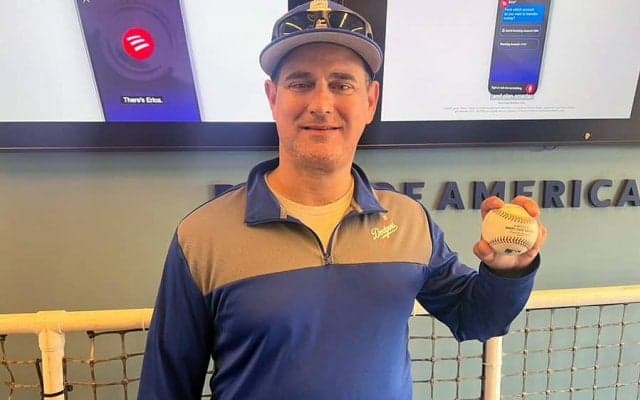 大谷翔平のHRキャッチは“自身6本目”　熱狂的ド軍ファンも大喜び「キープするよ」