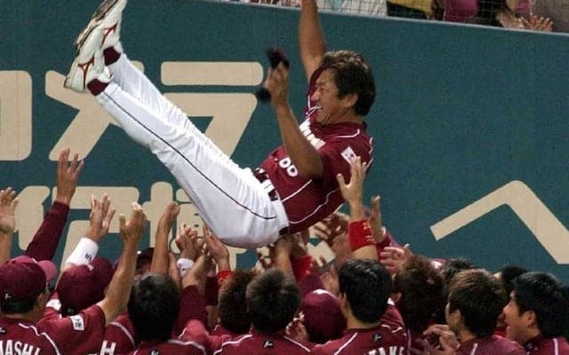 ほぼ100敗→1年で解任も…予期せぬ胴上げ　「恥ずかしいからやめてくれ」最下位監督の最終戦