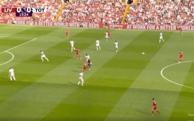 「変態パス！」「上手すぎる」リバプール遠藤航がゴールの起点！ ドンピシャすぎる“超絶ロングフィード”を炸裂した瞬間　美しい高精度パスで絶妙なサイドチェンジ