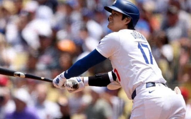 「完全に狂ってる！」圧巻の4安打＆2ホーマー！ 球場が熱狂した大谷翔平の特大弾に米記者も愕然「とてつもない」