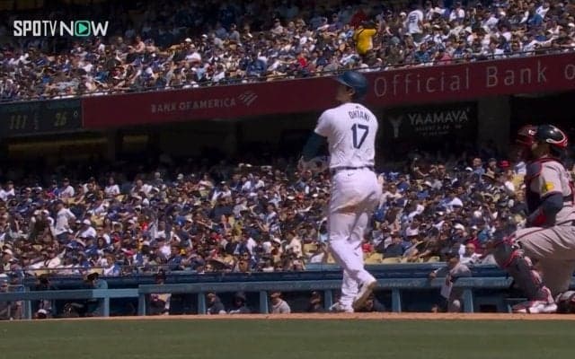 大谷翔平、超ご機嫌！インタビュー直後にファンへ“ピース”のサービスショット「自信を持っていい」