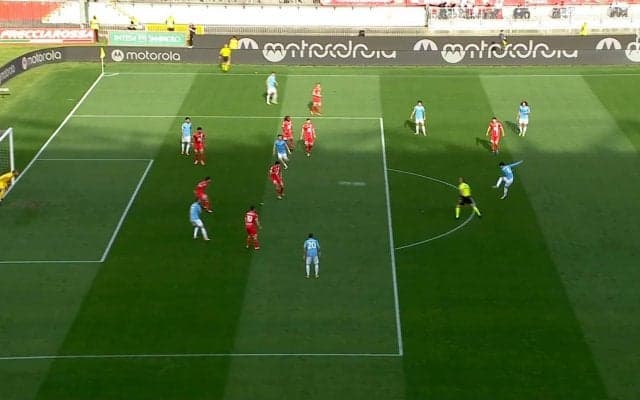 「実質鎌田のゴール」鎌田大地の“低弾道の弾丸ミドル”がエグすぎて話題！ GKの腕を弾きクロスバー直撃→エースの先制点に繋がった瞬間「凄いシュートだったな」