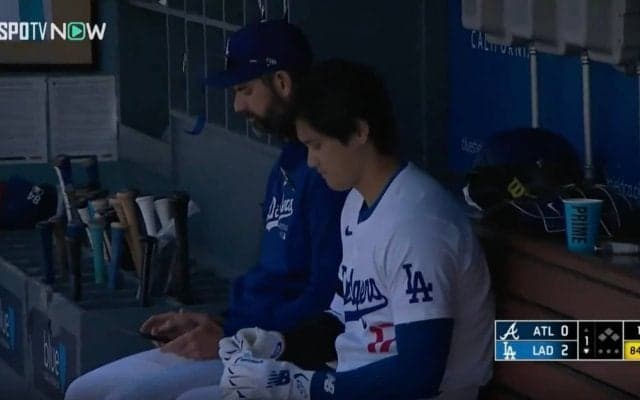 一体、何をやっているのか…！？ 大谷翔平、特大アーチ直後にベンチで見せた“表情”にファン騒然 「めっちゃ嬉しそう」「カッコ良すぎるだろw」