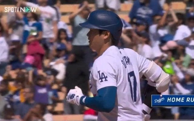 ショーヘイ、すごいぞ！大谷翔平、ド迫力弾に仲間がかわいい“ぴょんぴょん”ジャンプ 野球少年に戻った場面