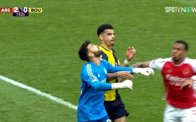 「誤審や…」助けられたアーセナル・ファンすらも“ゴール取り消し”に疑問の声！「ファウルじゃない」「ホワイトはどうなる…」「おかしくない？」怪しすぎる判定が物議