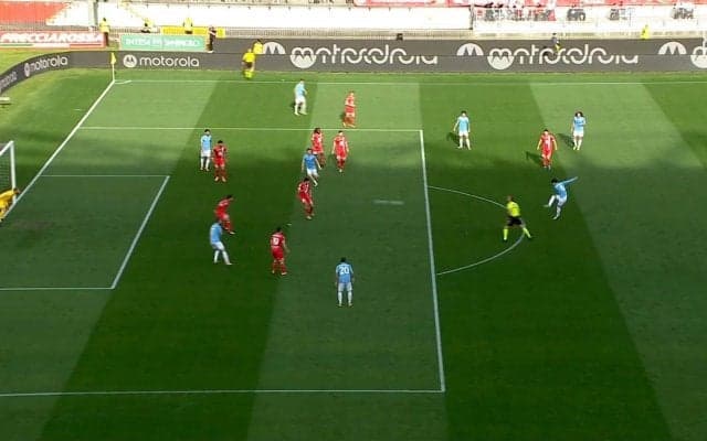 「クレイジーだ」ヴィニシウスの“天才ラボーナ・クロス”が世界中で大バズり！「彼がいればサッカーのエンタメ性は死なない」「何それw」「手が付けられない」など話題沸騰