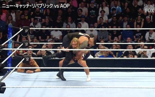 嘘だろ…超ヘビー級、持ち上げた！小兵レスラーが驚きのパワーを見せた瞬間 　「135kgですよ！倍ぐらいあるのに」解説者驚愕、相棒も頭を抱え“あ然”の驚愕シーン