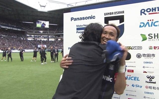 泣いた！ダービーを制したG大阪・宇佐美貴史のインタビューに突然の乱入者 負傷離脱中の仲間へ想いを語った直後に本人登場、熱い抱擁を交わした瞬間「ありがとう！」「おめでとう！」