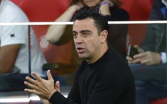 久保建英との対決が運命の一戦に？　バルサ監督退任撤回のシャビに降りかかる試練