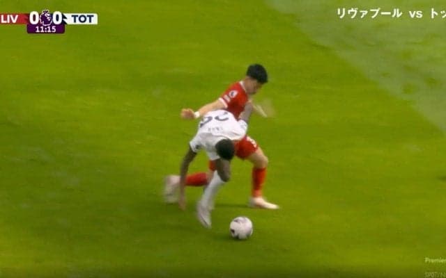 どこがファウルだよ！リバプール遠藤航がエグすぎる“鬼プレス”→パワー勝負で相手を吹っ飛ばした瞬間　1対1の局面でセネガル代表MFを潰し切る