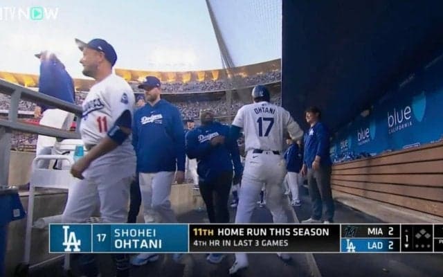 放送事故レベル！ 大谷翔平に一体、何が起こったのか…！？  豪快アーチ直後にベンチで見せた“謎の動き”がヤバすぎると話題に　ファン騒然「えっ？ｗ」「テンション高すぎ」