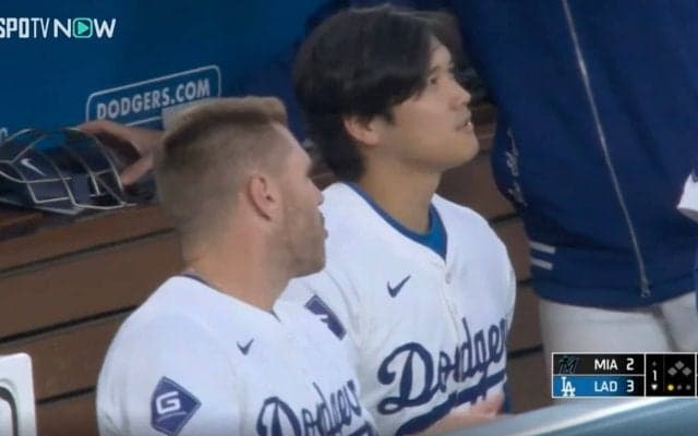 一体、何を話してるのか…！？ 大谷翔平、中継カメラがとらえた“秘密の会話”　特大アーチ後にベンチで同僚と作戦会議 「こういうシーン増えたな」「良いチーム」