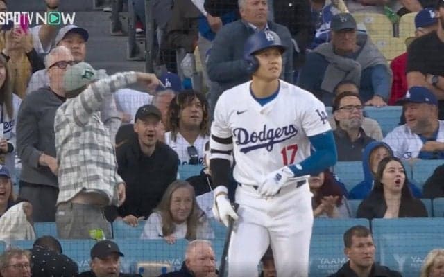 衝撃の大爆音！大谷翔平の特大アーチで“異変”が起きた…！？ 打った瞬間の観客のリアクションがヤバすぎる 「ビックリしすぎ」「みんな同じリアクションｗ」