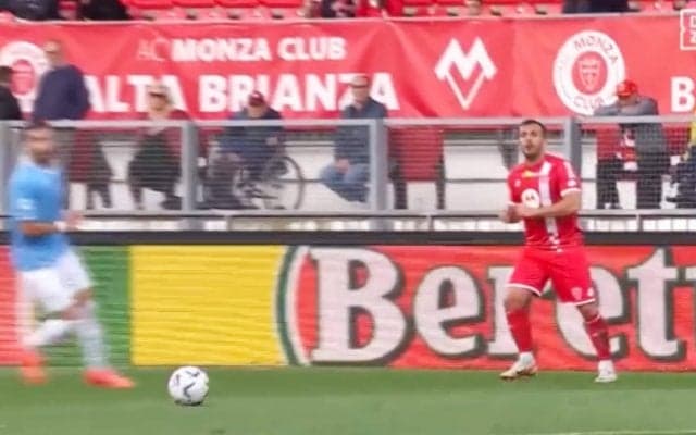 「罰金ものだ」「３部リーグでもありえない」まさかの“オウンアシスト”に批判殺到！ イタリア人DFがとてつもないパスミスを犯した悲劇の瞬間「何してんだ」