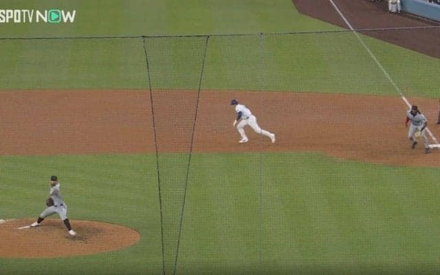 球場騒然！あれっ？ 大谷翔平が突然、消えた…！？　相手投手のモーションを完全に盗む→あっさり盗塁を決めた瞬間 「いきなり二塁にいたw」「牽制しても走るんだろ？」