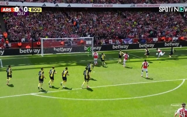 「神が宿ってる」「えぐい」冨安健洋のアシスト未遂にファン熱狂！ ダイビングヘッドの折り返しで決定機を生み出した瞬間「めっちゃキレキレじゃん」