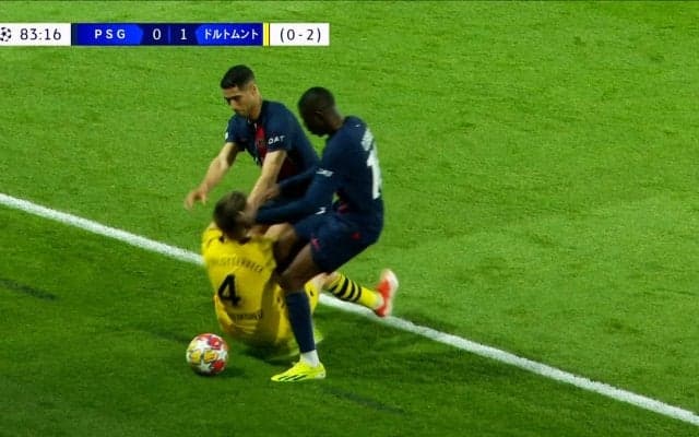 「退場だろ！」突き飛ばし＆膝蹴りの“蛮行”に批判殺到！ ハキミとデンベレがドルトムントDFにイライラを爆発させた瞬間「悪い子たち」「古巣相手になんてことを」