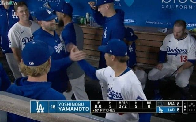 一体、何が起きた…！？ 山本由伸、中継カメラがとらえた感動の瞬間　ベンチ総出で大盛り上がり！好投を称えられるシーン「めっちゃ優しいな」「実力が認められて嬉しい」